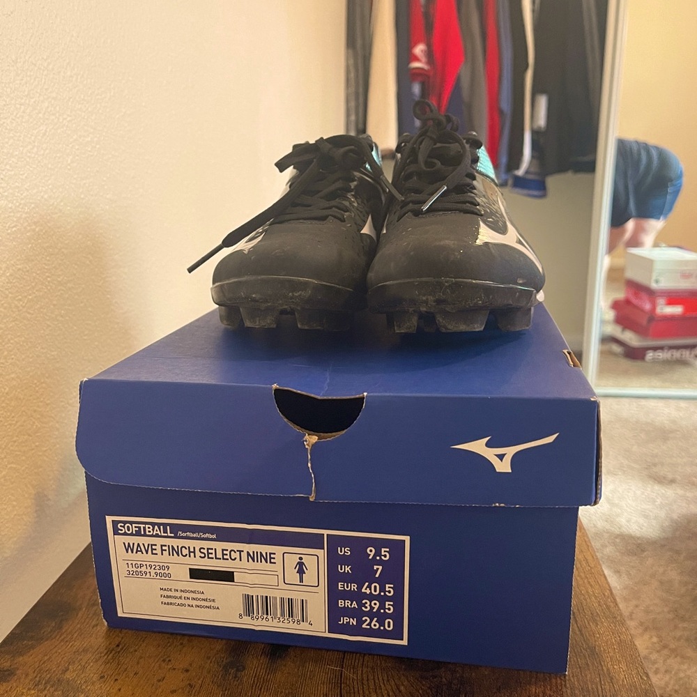 Women’s softball cleats  black and white size 9.5